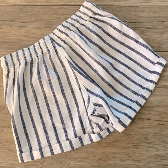 Old Navy | Linen Shorts - Picture 2 of 6